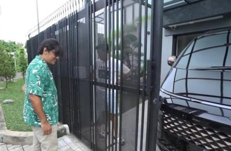  Potret Rumah Baru Surya Insomnia. (YouTube/ Andre Taulany TV)