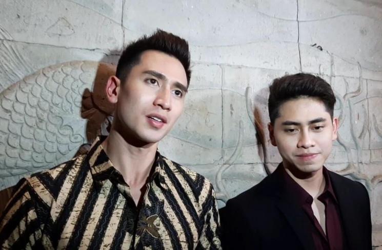 Verrell Bramasta dan Athalla Naufal di kawasan Penjaringan, Jakarta, Rabu (9/2/2022). (Matamata.com/Adiyoga Priyambodo)
