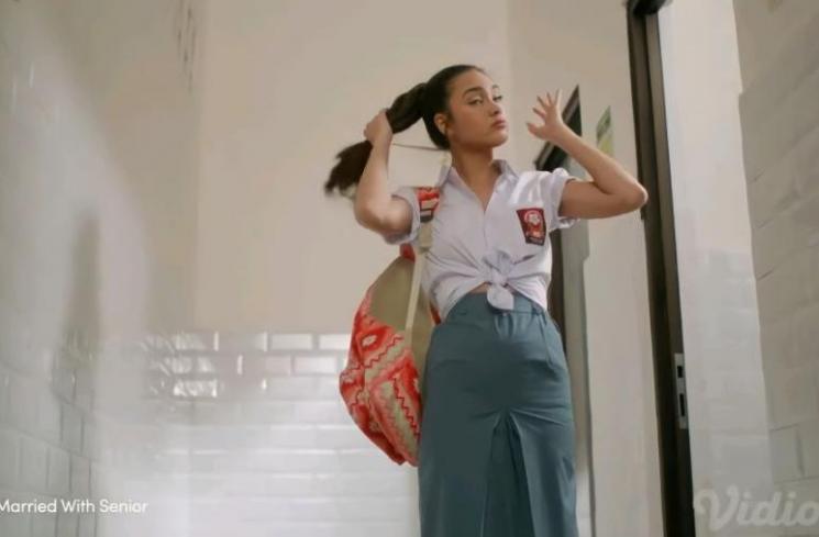 Sinopsis Married with Senior. (screenshot Video.com)