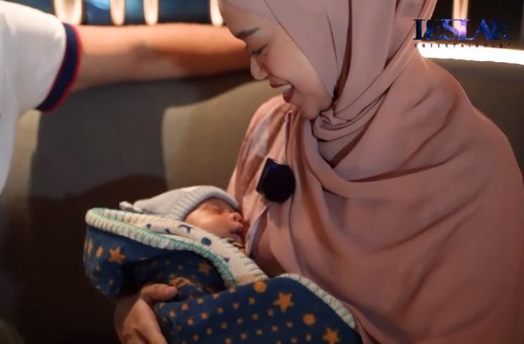 Potret Lesti Kejora Momong Anak (YouTube/Leslar Entertainment)