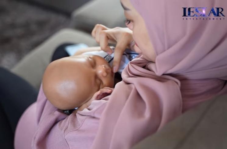 Potret Lesti Kejora Momong Anak (YouTube/Leslar Entertainment)