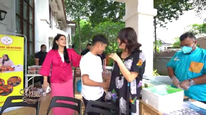 Titi Kamal main ke rumah Sarwendah digombalin Betrand Peto. (YouTube/TheOnsuFamily)