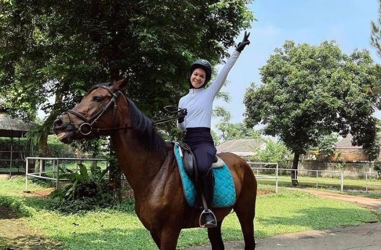 Potret Artis Berhijab Saat Berkuda. (Instagram/tantrinamirah)