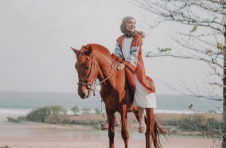 Potret Artis Berhijab Saat Berkuda. (Instagram/hamidahrachmayanti)