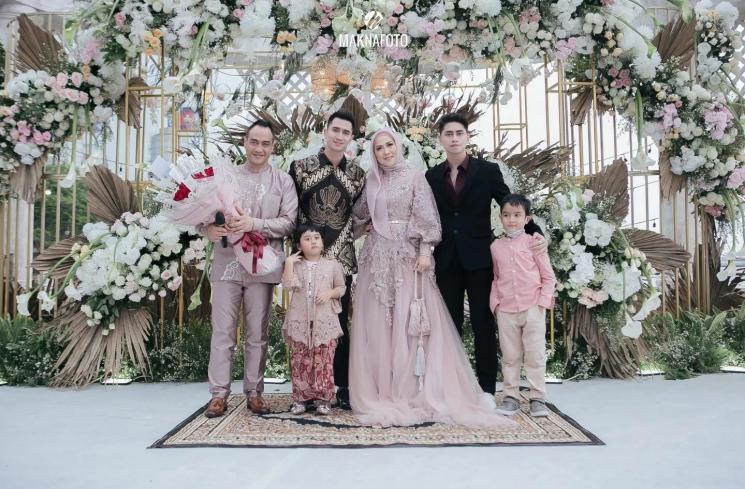Potret Lamaran Venna Melinda dan Ferry Irawan. (Instagram/maknafoto)