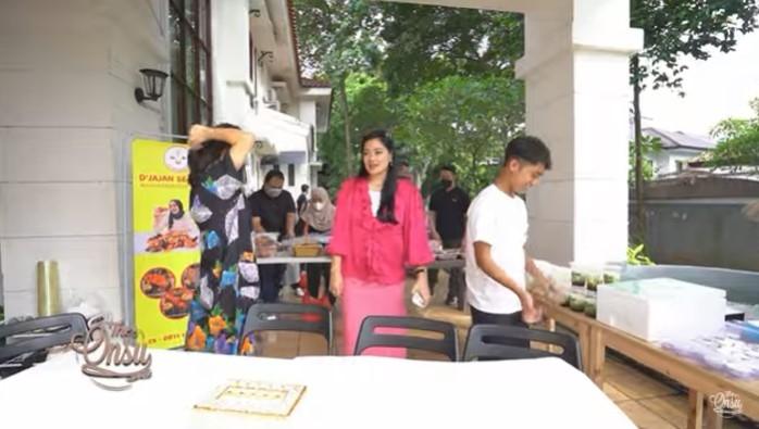 Titi Kamal main ke rumah Sarwendah digombalin Betrand Peto. (YouTube/TheOnsuFamily)