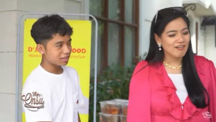 Titi Kamal main ke rumah Sarwendah digombalin Betrand Peto. (YouTube/TheOnsuFamily)