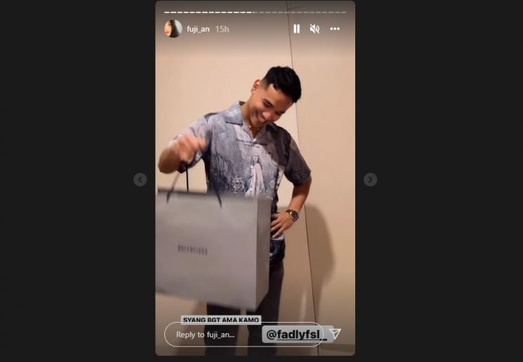 Fuji dapat Balenciaga Track 2 Sneakers dari sang kakak, Fadly Faisal. (Instagram/fuji_an)