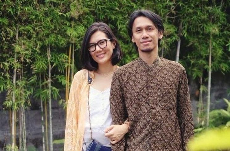 Potret Mesra Eross Chandra dan Sarah Diorita. (Instagram/sarahcandra)