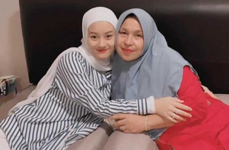 Kedekatan artis dan mertua udah kayak anak sendiri (Instagram/@benny_mbayang)