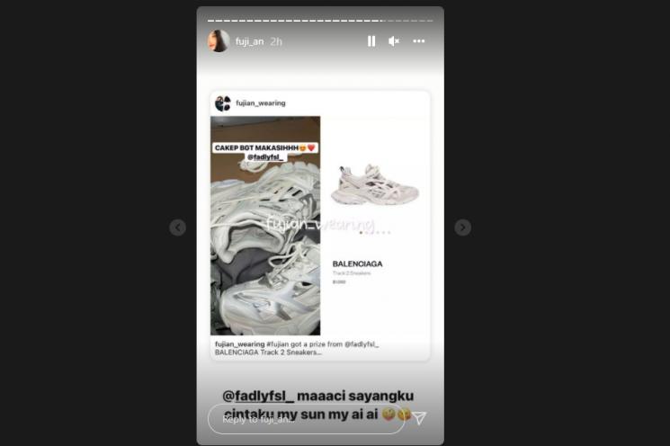 Fuji dapat Balenciaga Track 2 Sneakers dari sang kakak, Fadly Faisal. (Instagram/fuji_an)