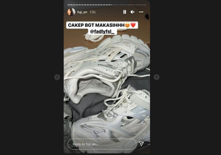 Fuji dapat Balenciaga Track 2 Sneakers dari sang kakak, Fadly Faisal. (Instagram/fuji_an)