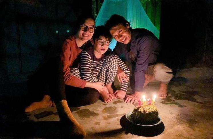 Potret Mesra Eross Chandra dan Sarah Diorita. (Instagram/sarahcandra)