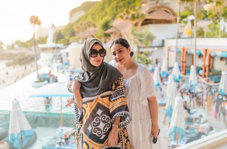 Kedekatan artis dan mertua udah kayak anak sendiri (Instagram/@raffinagita1717)