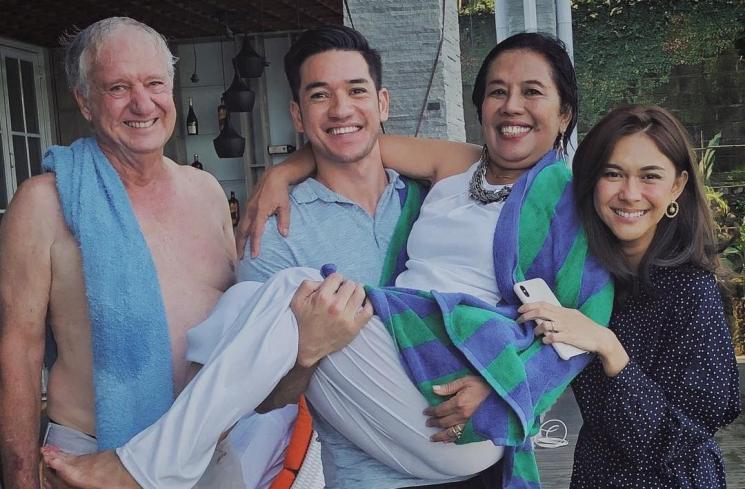 Kedekatan artis dan mertua udah kayak anak sendiri (Instagram/@andrew.white)
