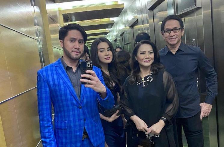 Kedekatan artis dan mertua udah kayak anak sendiri (Instagram/@kevinaprilio)