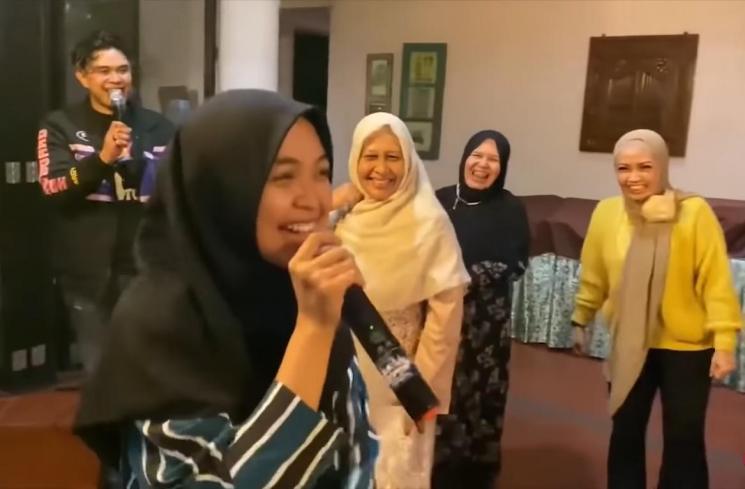 Kedekatan artis dan mertua udah kayak anak sendiri (YouTube/Ricis Official)