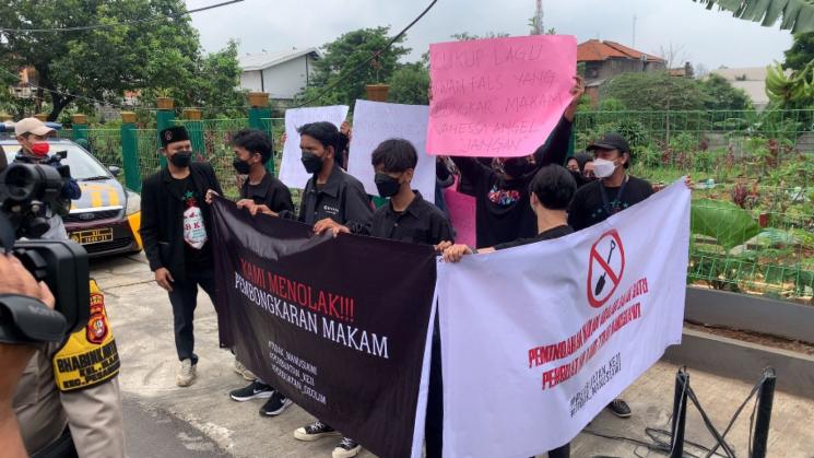 Demo tolak pemindahan makam Vanessa Angel di TPU Islam Malaka. [MataMata.com/Adiyoga Priyambodo]