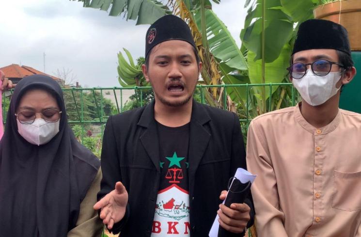 Demo tolak pemindahan makam Vanessa Angel di TPU Islam Malaka. [MataMata.com/Adiyoga Priyambodo]