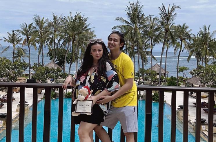 Kemesraan Jennifer Jill dan Ajun Perwira. (Instagram/@jennifer_ipel)