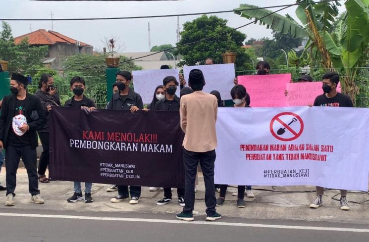 Demo tolak pemindahan makam Vanessa Angel di TPU Islam Malaka. [MataMata.com/Adiyoga Priyambodo]