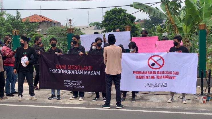 Demo tolak pemindahan makam Vanessa Angel di TPU Islam Malaka. [MataMata.com/Adiyoga Priyambodo]