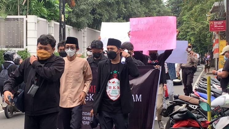Demo tolak pemindahan makam Vanessa Angel di TPU Islam Malaka. [MataMata.com/Adiyoga Priyambodo]