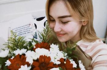 Ayu Ting Ting Pamer Dapat Buket Bunga Cantik di Hari Valentine, Ada Pesan Manisnya!