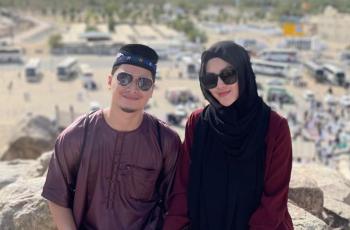 7 Potret Alvin Faiz dan Istri Umrah saat Pandemi, Tak Bawa Anak agar Khusyuk