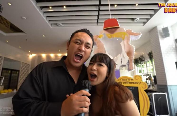 Gilang Dirga dan Adiezty Fersa gelar acara gender reveal anak. (YouTube/ADIEZ GILANG)