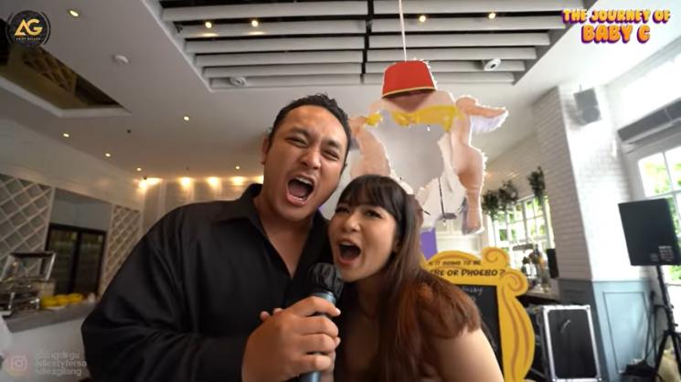 Gilang Dirga dan Adiezty Fersa gelar acara gender reveal anak. (YouTube/ADIEZ GILANG)