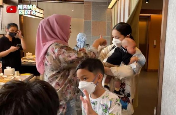 Nagita Slavina di acara ultah adik, Gavrel. (YouTube/Mama Rieta)