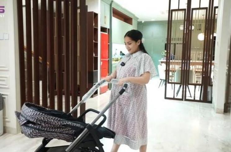 Artis punya stroller bayi mahal (YouTube/@RANS Entertainment)
