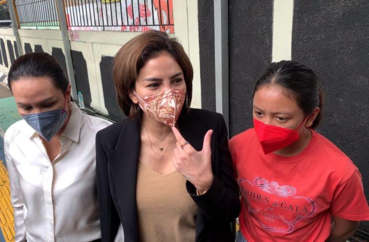 Nikita Mirzani bersama Fitri Salhuteru dan putrinya, Laura Meizani Nasseru Arsy alias Loly. (MataMata.com/Adiyoga Priyambodo)