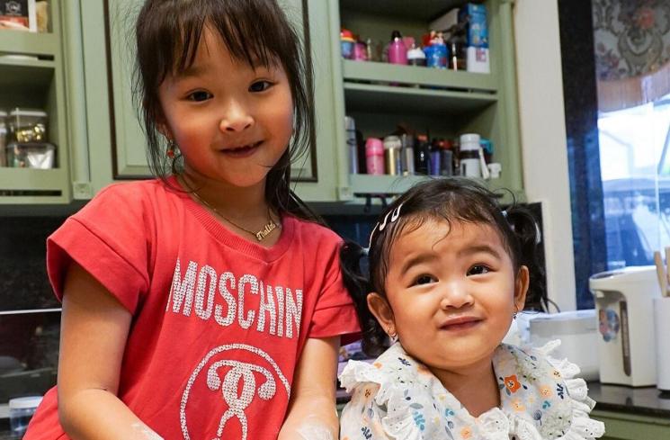 Adu Gaya Arsy Hermansyah dan Thalia Putri Onsu (instagram/@queenarsy/@thaliaputrionsu)