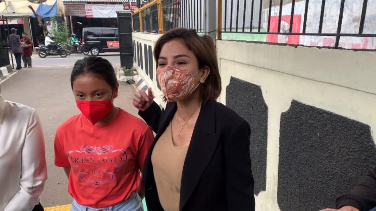 Nikita Mirzani bersama putrinya, Laura Meizani Nasseru Arsy alias Loly.. (MataMata.com/Adiyoga Priyambodo)