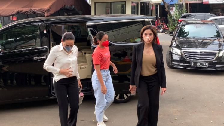Nikita Mirzani bersama Fitri Salhuteru dan putrinya, Laura Meizani Nasseru Arsy alias Loly. (MataMata.com/Adiyoga Priyambodo)