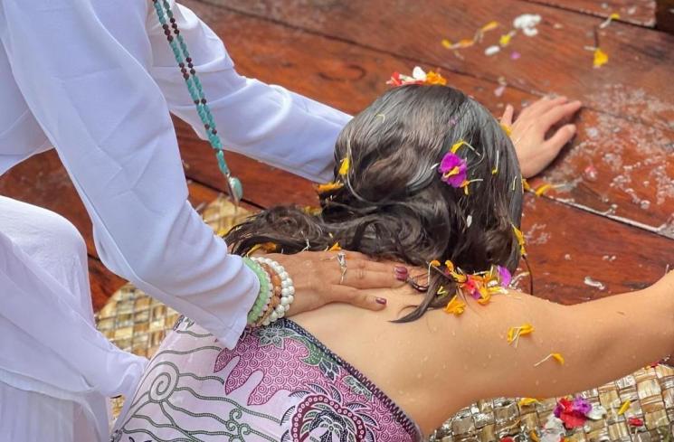 Pevita Pearce menjalani ritual keagamaan di Bali. [Instagram]