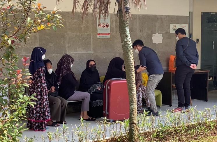 Keluarga datang ke rumah sakit melihat jenazah Dorce Gamalama [MataMata.com/Adiyoga Priyambodo]