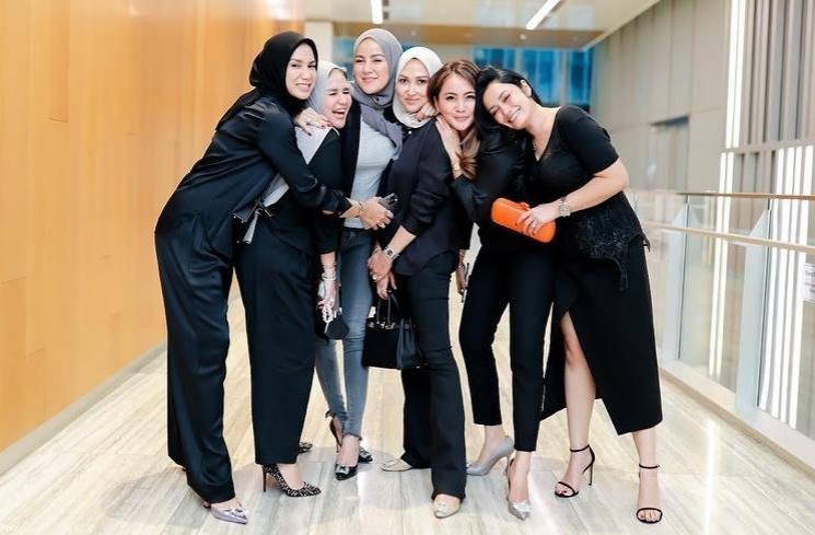 Gaya Olla Ramlan saat ulang tahun. (Instagram/@ollaramlan)
