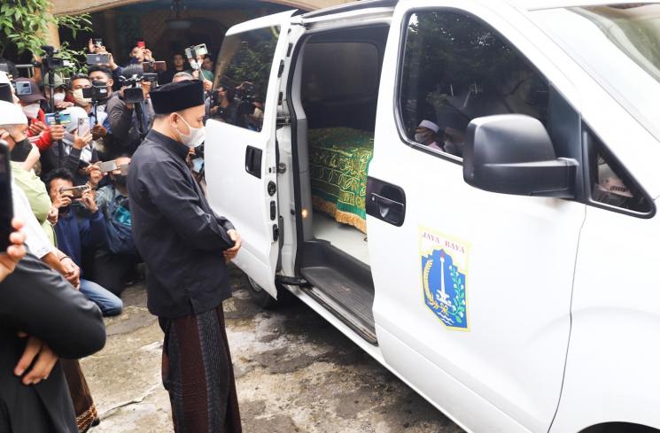 Proses pemakaman jenazah Dorce Gamalama dengan protokol Covid-19. [MataMata.com/Alfian Winanto]