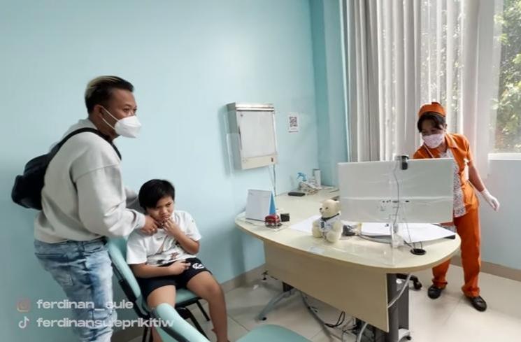 Potret Ferdy Anak Sule Disunat (YouTube/SULE FAMILY)