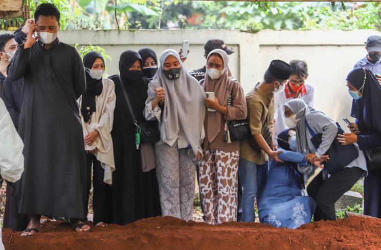 Proses pemakaman jenazah Dorce Gamalama dengan protokol Covid-19. [MataMata.com/Alfian Winanto]