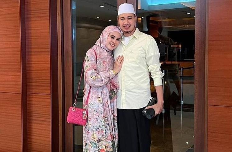Artis Menikah dengan Ustaz. (Instagram/kartikaputriworld)