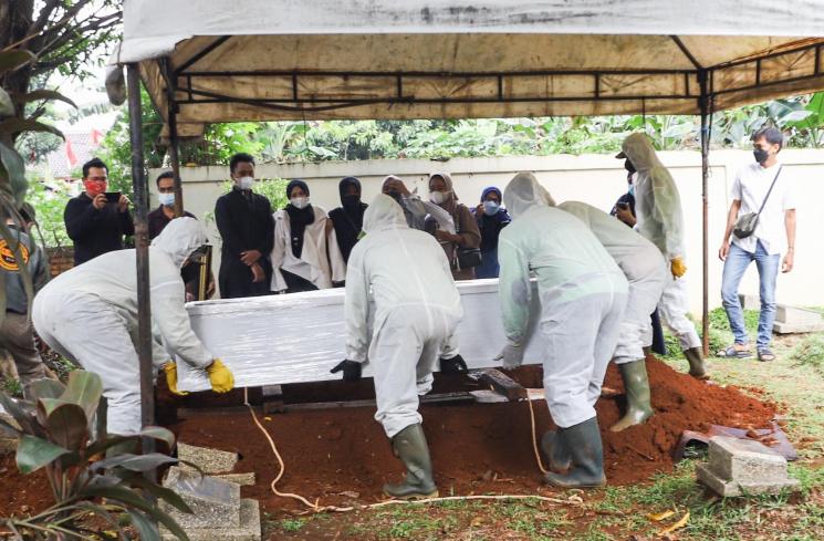 Proses pemakaman jenazah Dorce Gamalama dengan protokol Covid-19. [MataMata.com/Alfian Winanto]