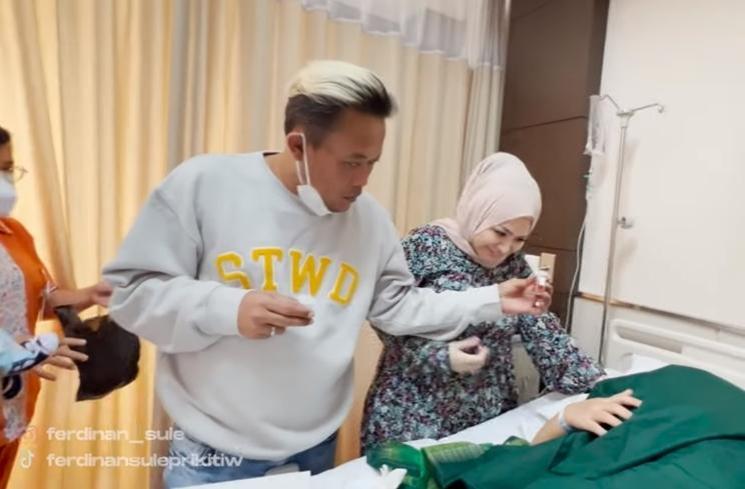 Potret Ferdy Anak Sule Disunat (YouTube/SULE FAMILY)