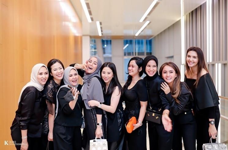 Gaya Olla Ramlan tenteng tas Rp4 miliar. (Instagram/@ollaramlan)