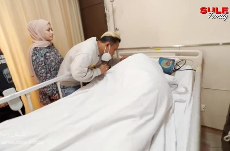 Potret Ferdy Anak Sule Disunat (YouTube/SULE FAMILY)
