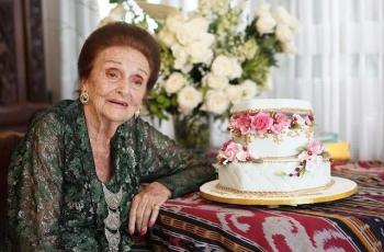 10 Potret Sharena Delon Bareng Nenek, Usianya Hampir Satu Abad
