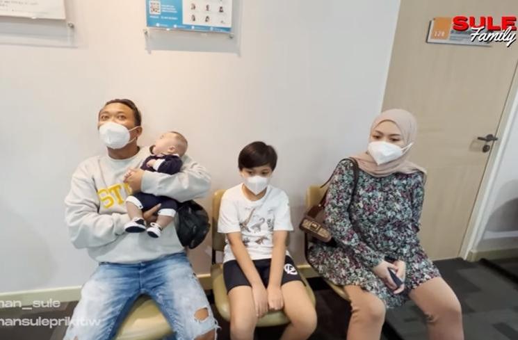 Potret Ferdy Anak Sule Disunat (YouTube/SULE FAMILY)